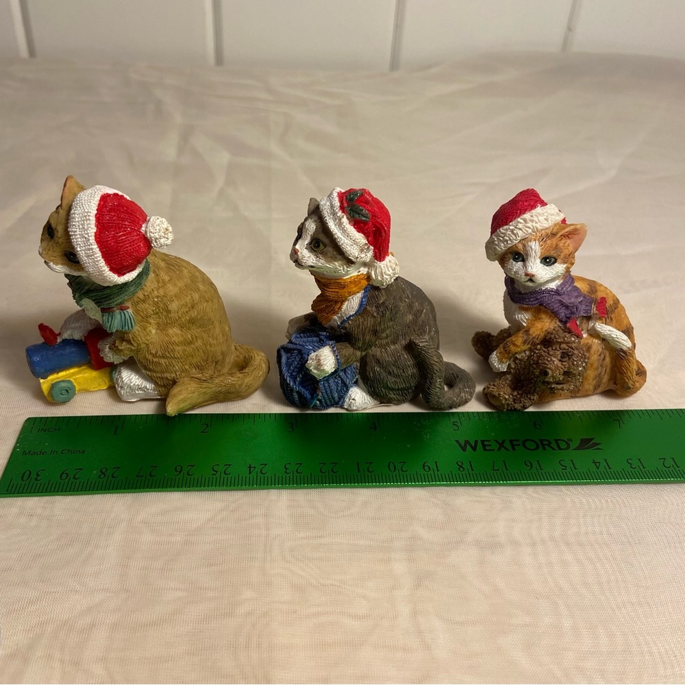 Vintage cat figurine lot Holiday Christmas Cats Santa hat 3 kitties Playing 90s - Picture 16 of 16